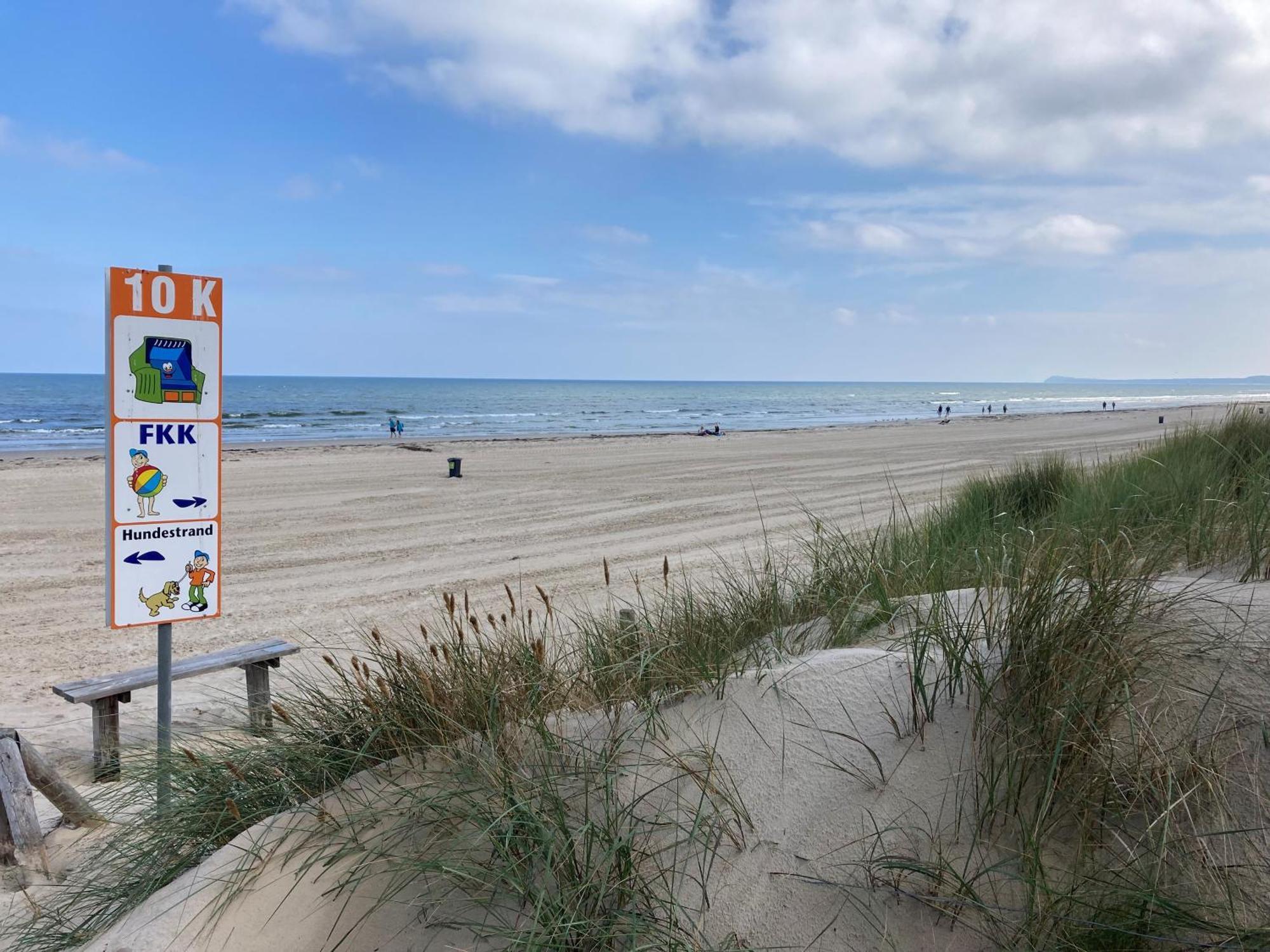 Reet Am Strand Mit Hund Karlshagen Esterno foto