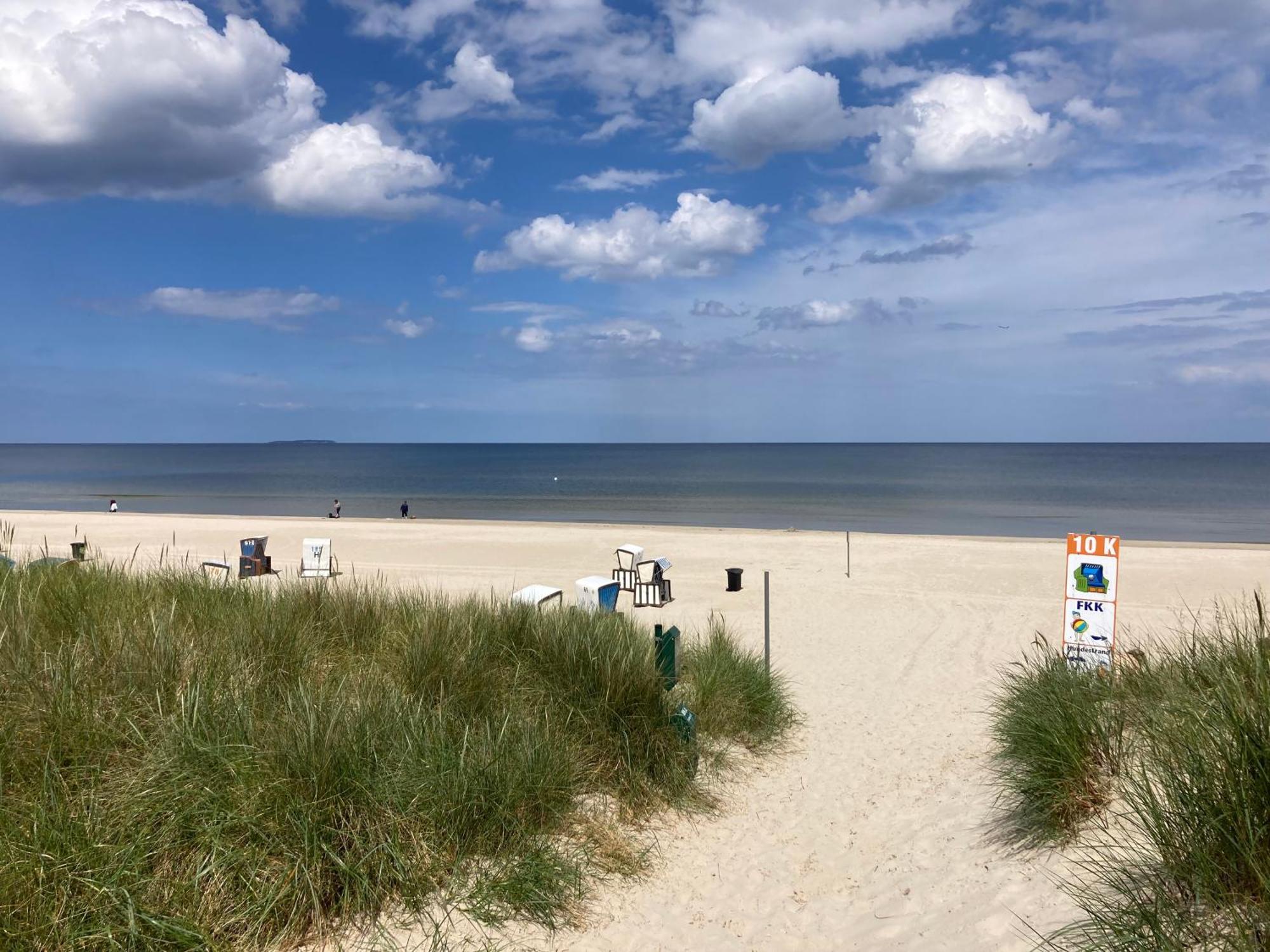 Reet Am Strand Mit Hund Karlshagen Esterno foto